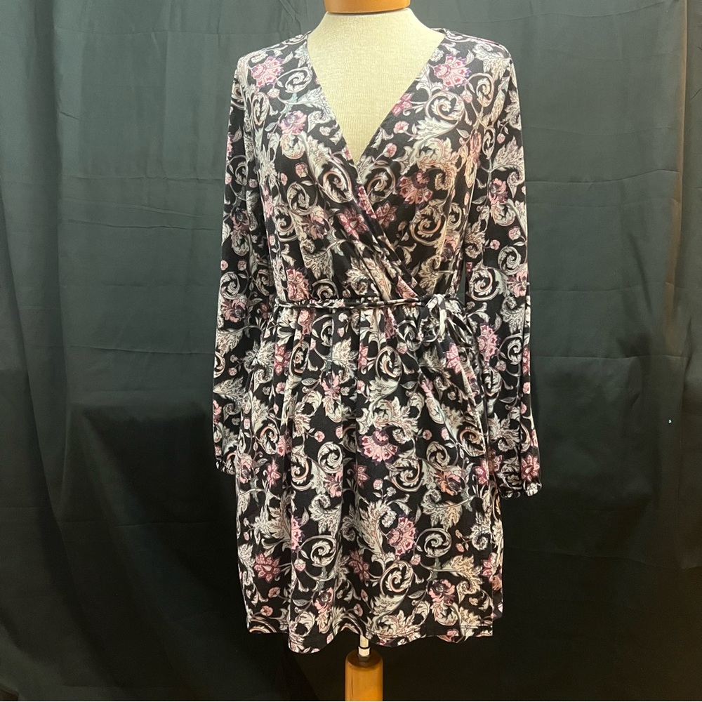 Xhilaration - paisley pattern faux wrap dress - size medium - long sleeve